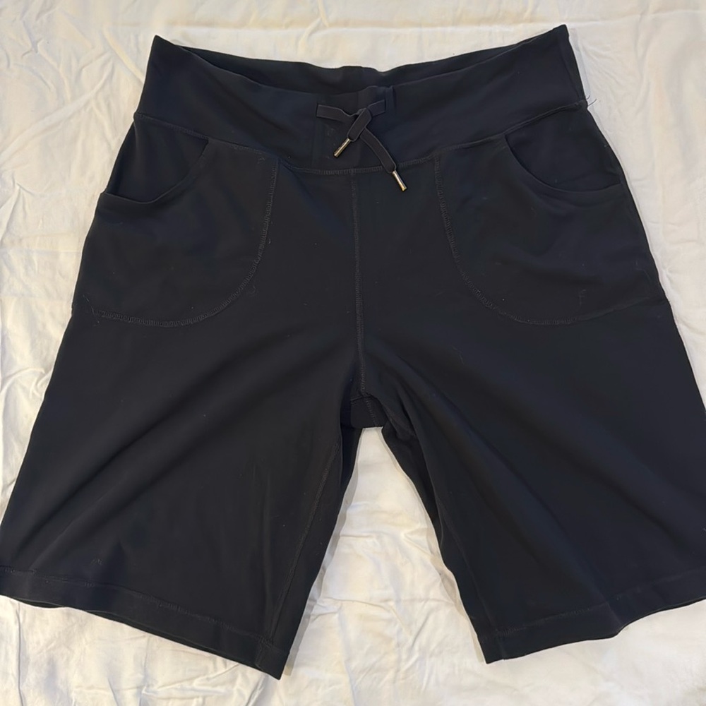 Vintage Lululemon long shorts w drawstring and pockets. Size 6